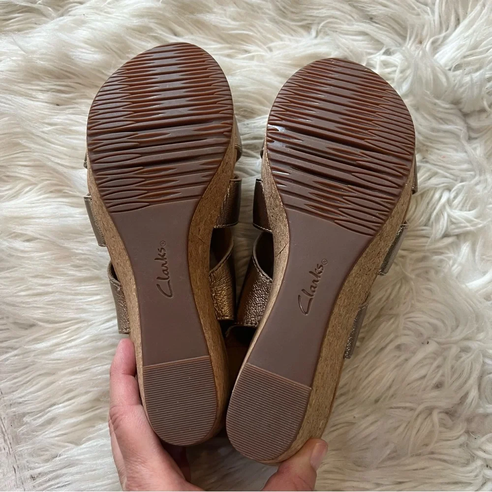 Clarks Collection Gold Metallic Annadel Bari Cork Wedge Sandals Women’s 9.5M